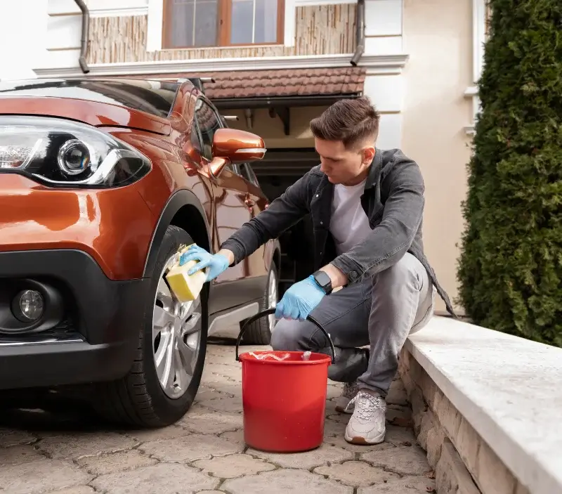 Lavage auto à domicile Féternes : professionnel intervenant sur un véhicule